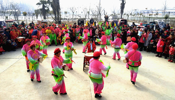 朱集乡张庄村群众正在表演腰鼓，每天都吸引不少村民赶来观看。  段相民  摄
